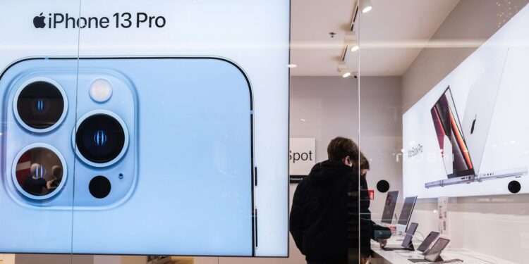 Apple Poised to Post Record Quarter as Investors Look for Insight Into iPhone Demand