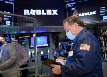 Roblox stock dives 24% after earnings miss