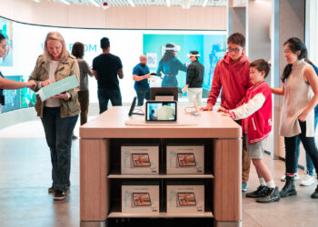 Facebook is opening its first showroom to sell VR headsets