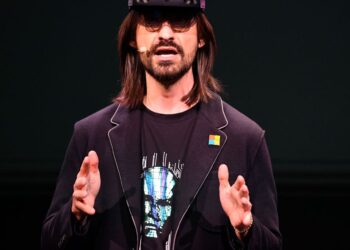 Microsoft’s Augmented-Reality Chief Plans to Leave Company