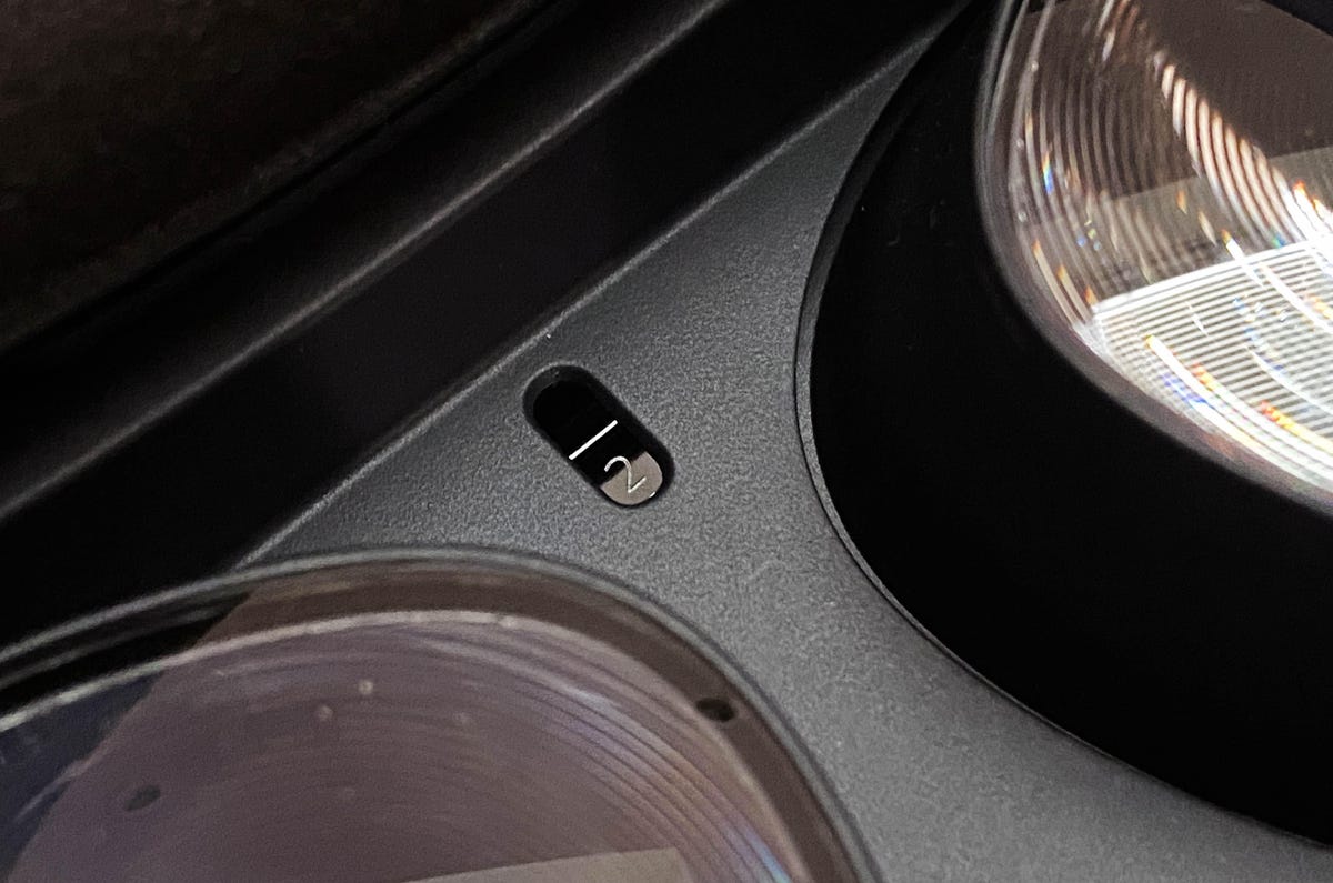 Oculus Quest 2 IPD adjustment switch