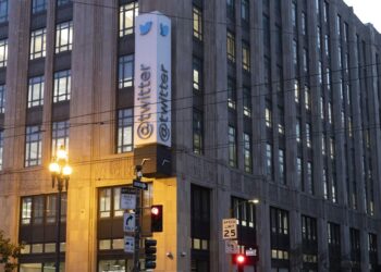 Elon Musk Takes Twitter Helm as Social Media Sputters