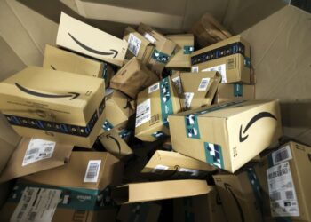 Amazon’s holiday season forecast disappoints investors