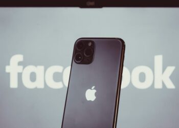 Meta’s NYC Billboard Attacks Apple’s iMessage, Touts Meta-Owned WhatsApp