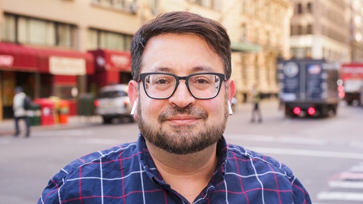 scott stein on a NYC street with airpods
