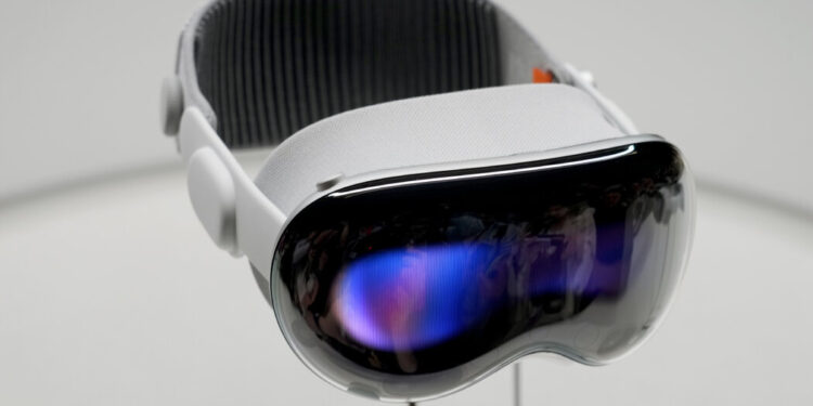 A First Try of Apple’s $3,500 Vision Pro Headset