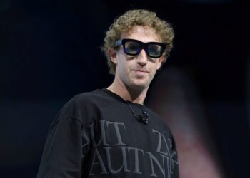 AI-powered smart glasses take center stage